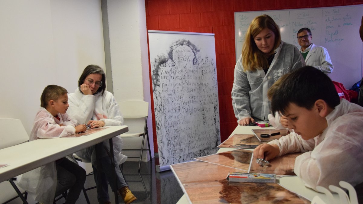 Cinco alumnos han estrenado la iniciativa en el Archivo Comarcal del Alt Urgell.