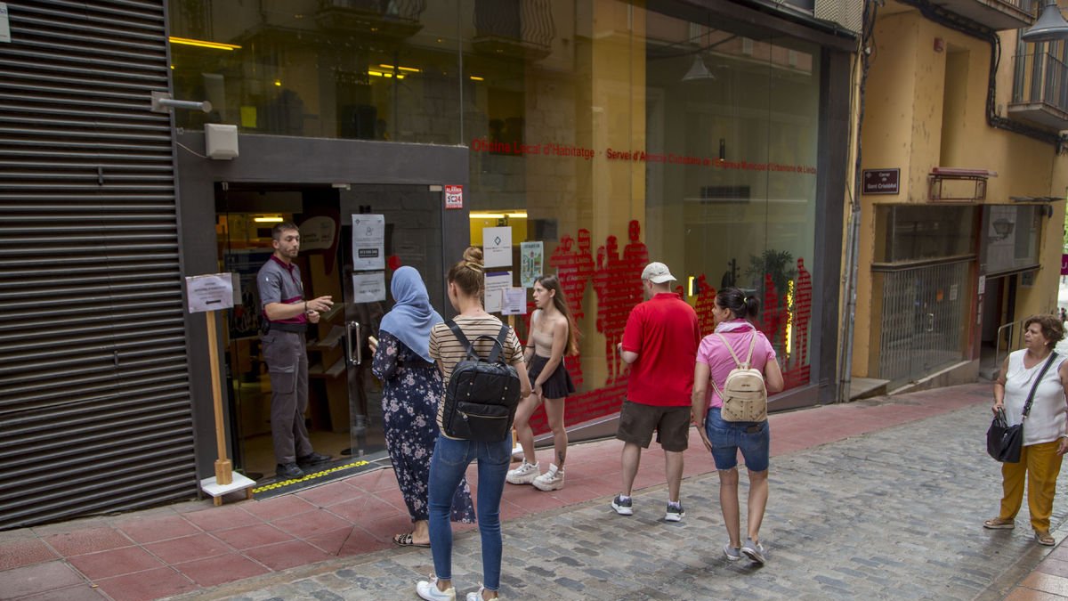 Foto de archivo de la oficina local de vivienda de la calle Cavallers. - JORDI ECHEVARRIA