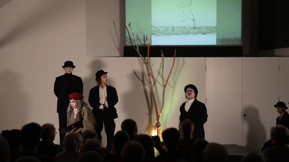 La reinterpretación de ‘Tot esperant Godot’ a cargo de alumnos del Aula de Teatre, ayer en el Morera. - AMADO FORROLLA