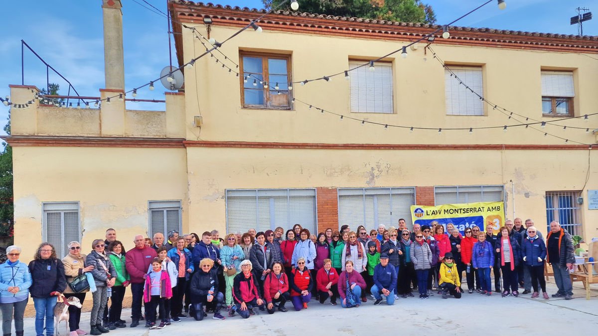 La asociación de vecinos y vecinas Montserrat de Lleida, el pasado domingo en el paseo solidadio a beneficio de La Marató de TV3. - AVV MONTSERRAT