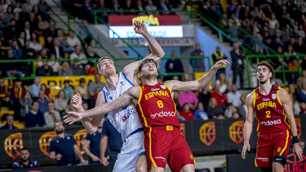Rafa Villar, en una acció del partit del seu debut amb Espanya contra Eslovàquia. - FEB