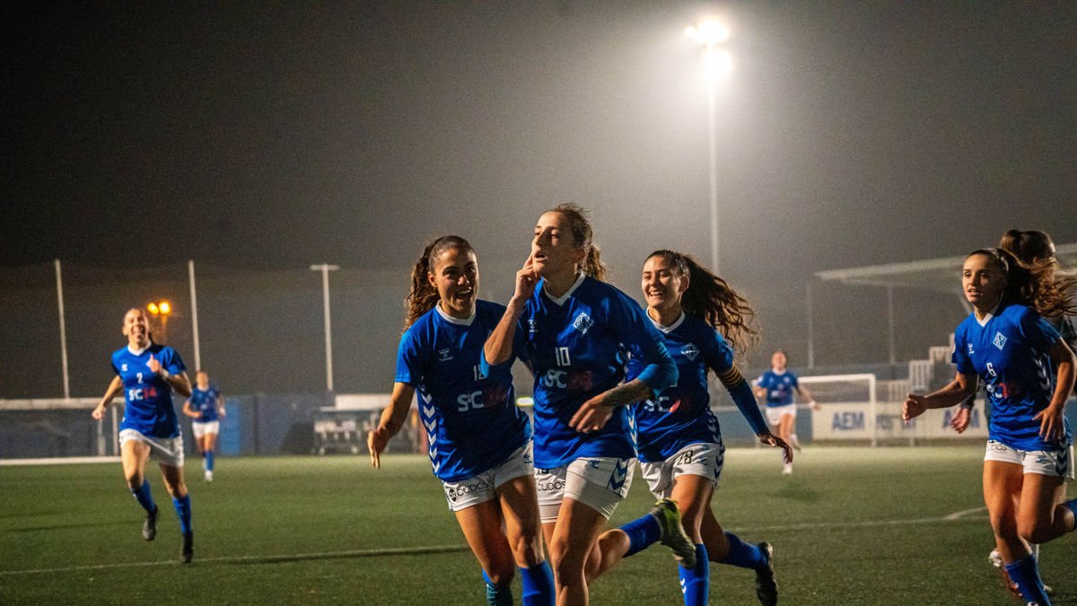 La plantilla celebra l’accés amb joves aficionats al camp. - PAU PASCUAL PRAT