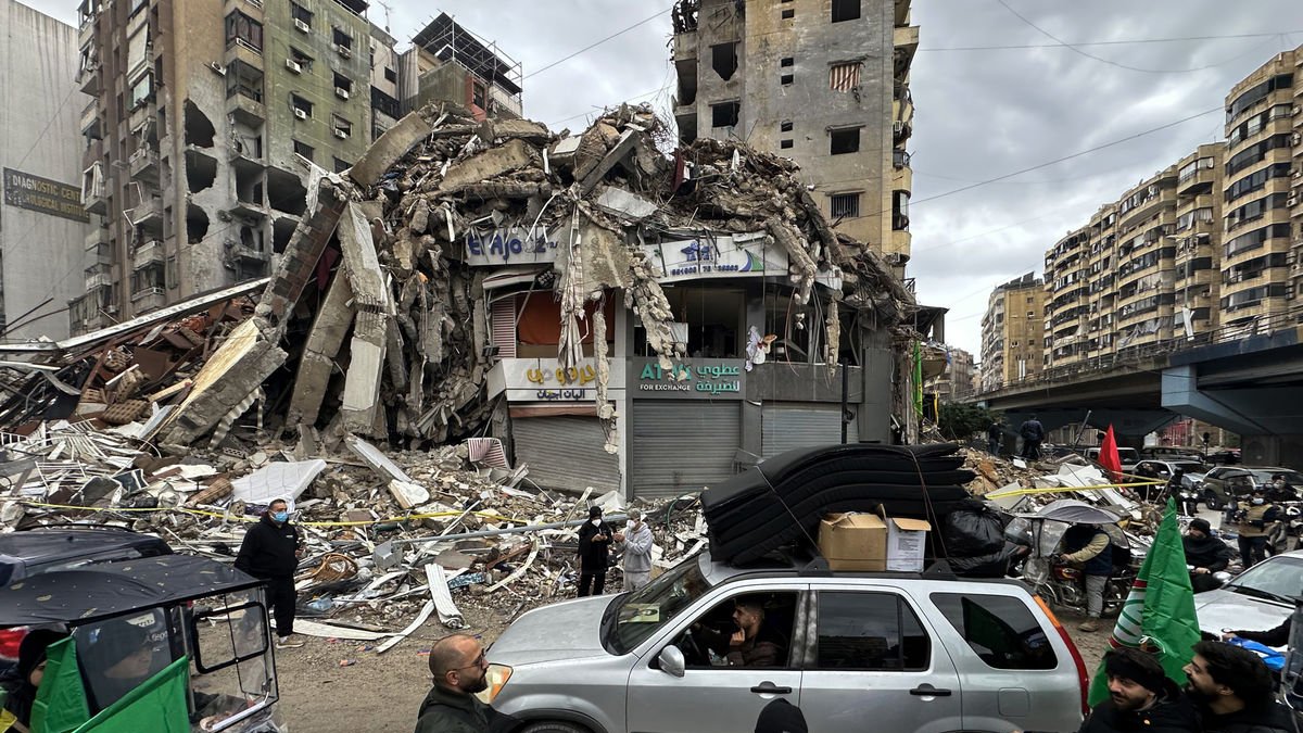 Civiles libaneses regresan a sus casas en Beirut entre las ruinas. - EFE/EPA/WAEL HAMZEH