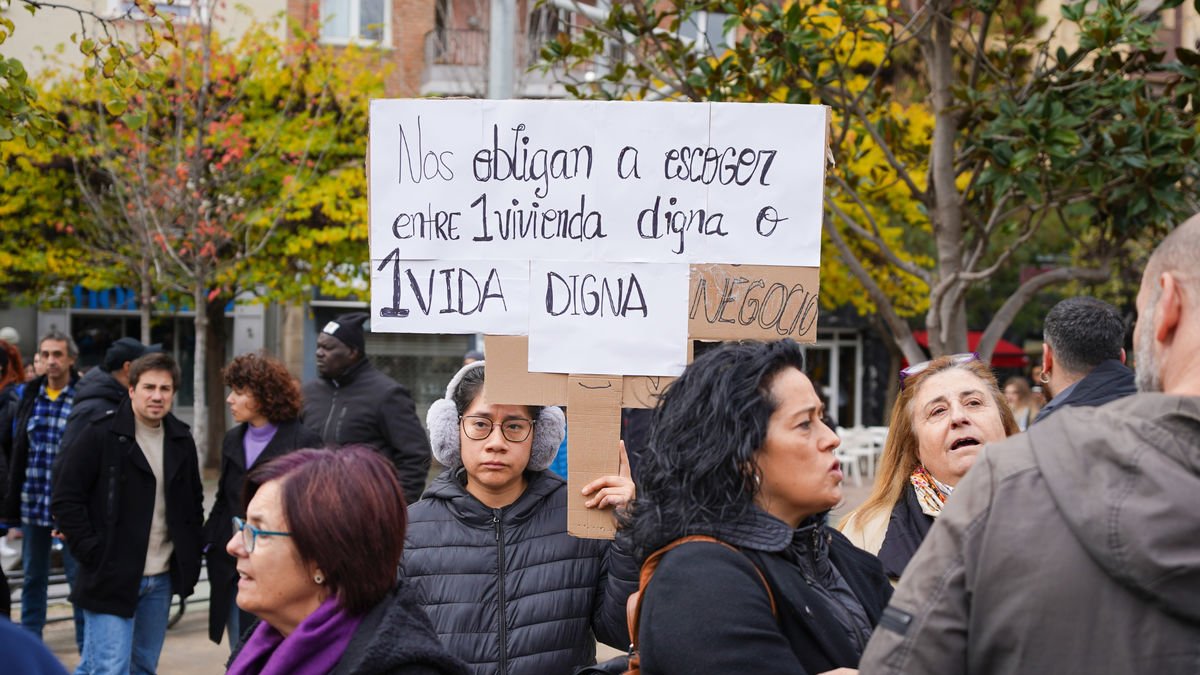 Un cartel reclamando viviendas dignas en una protesta en Lleida. - JORGE AGUSTÍN