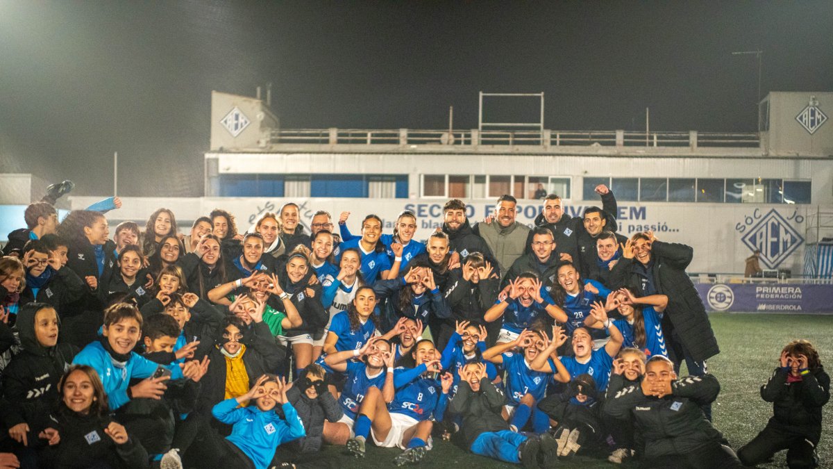 La plantilla de l’AEM celebra l’accés amb joves aficionats en el camp.