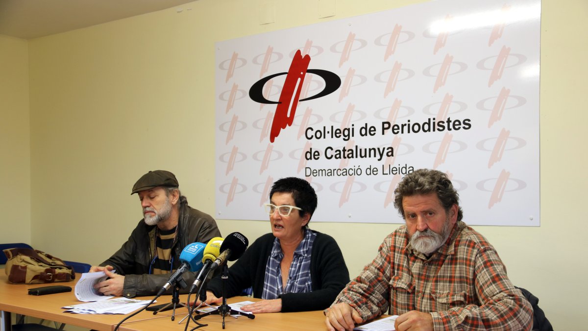 Representantes de Ipcena, SEO/BirdLife y Naturalesa Rural durante una rueda de prensa en la sede del Col·legi de Periodistes de Lleida.