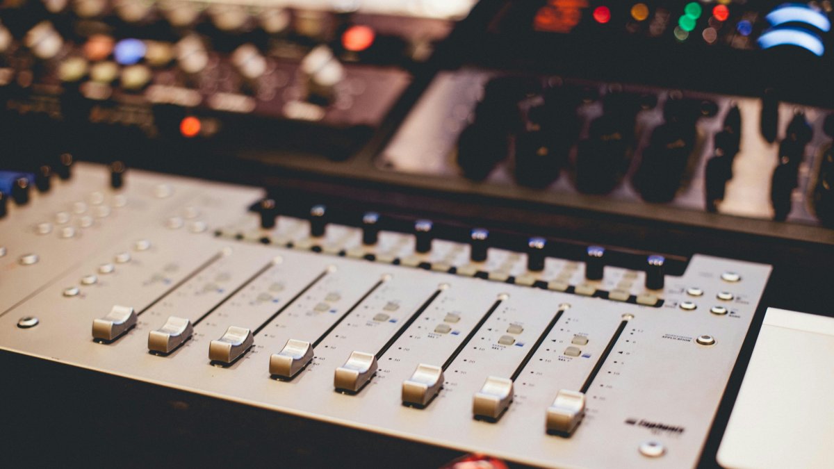 Imagen de la mesa de control de una emisora de radio.
