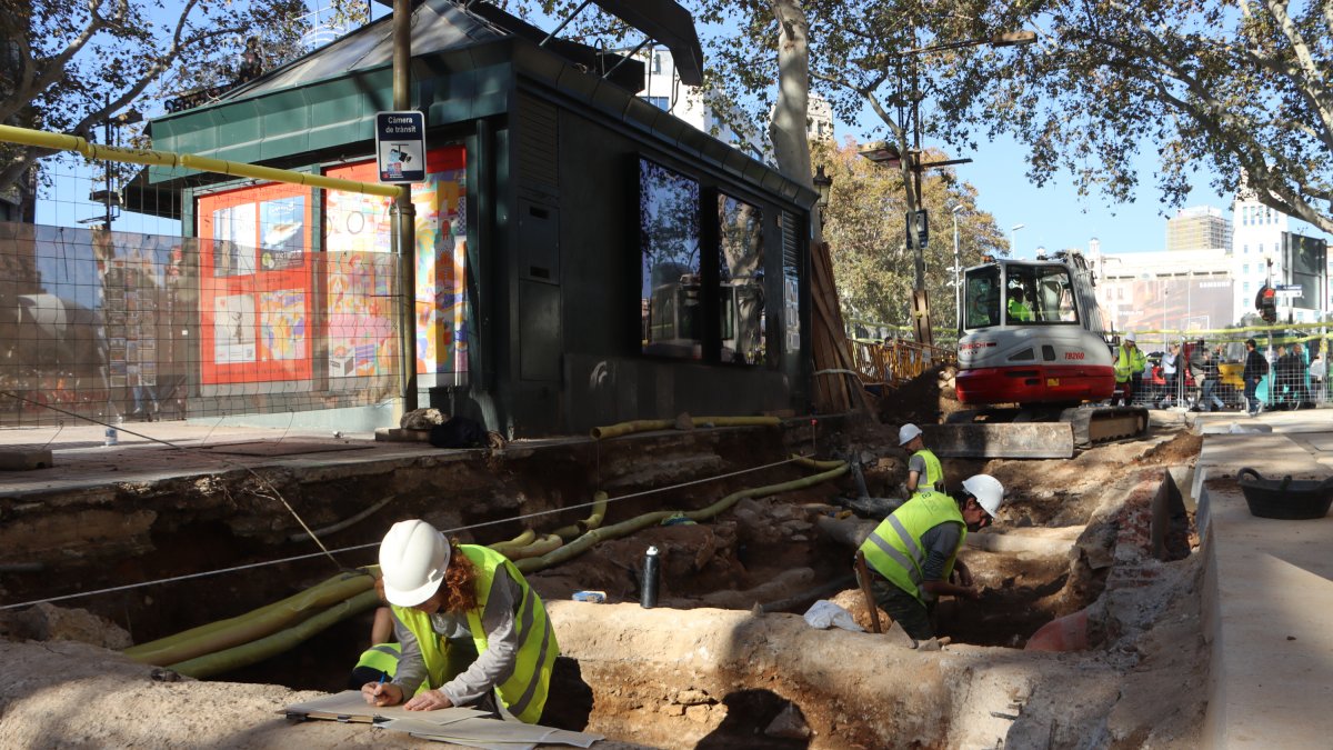 Obreros y arquitectos trabajando en las obras de la Rambla de Barcelona.