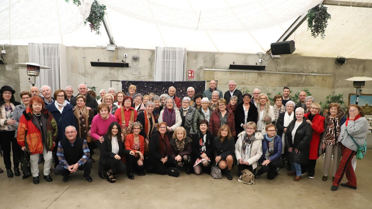 Fotografia de grup dels participants, procedents de diversos municipis, a la trobada que es va celebrar ahir al restaurant Palermo de Lleida. - MAGDALENA ALTISENT