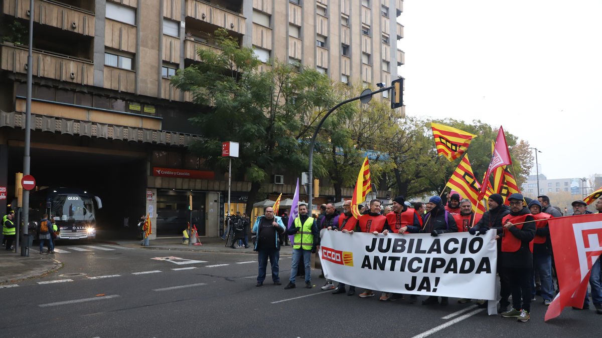 Els manifestants van tallar l’avinguda Catalunya de forma intermitent durant unes hores. -Magdalena Altisent