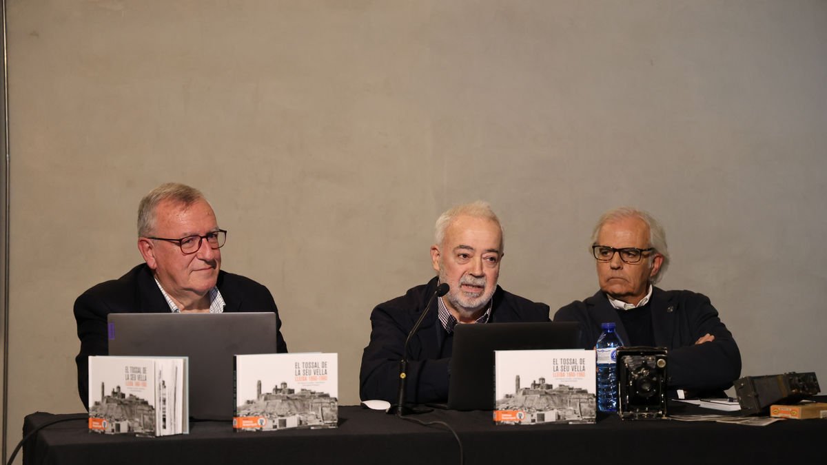 Joan Ramon González, Josep Ignasi Rodríguez i Jordi Mestre, ahir en la presentació del llibre gràfic. - AMADO FORROLLA