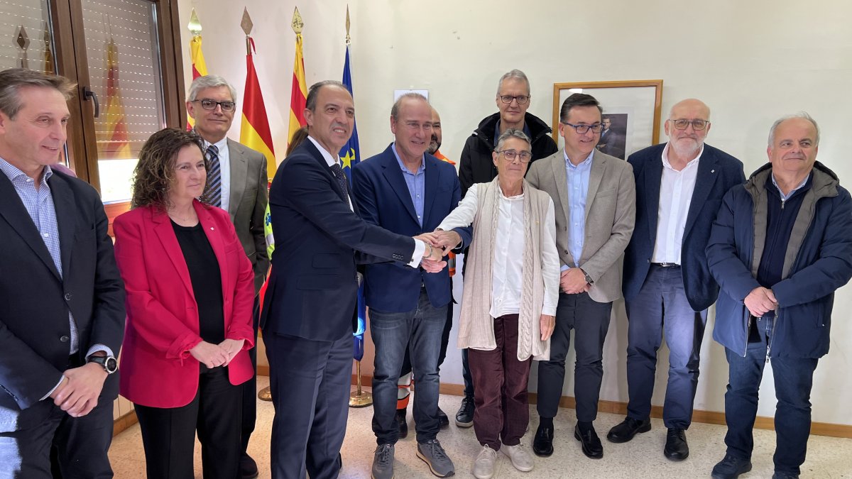 La consellera de Salud, Olga Pané, y el consejero de Sanidad del gobierno de Aragón, José Luis Bancalero, en el Puente de Montañana, donde han firmado el convenio de asistencia sanitaria de urgencias y emergencias