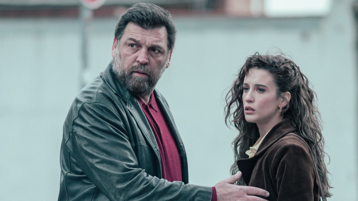 Daniel Calparsoro da instrucciones a María Pedraza y Hovik Keuchkerian en el rodaje de Asalto al Banco Central.