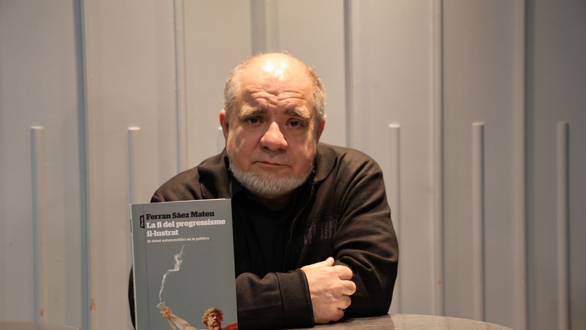 El filòsof i escriptor lleidatà Ferran Sáez, amb el seu nou assaig. - AMADO FORROLLA