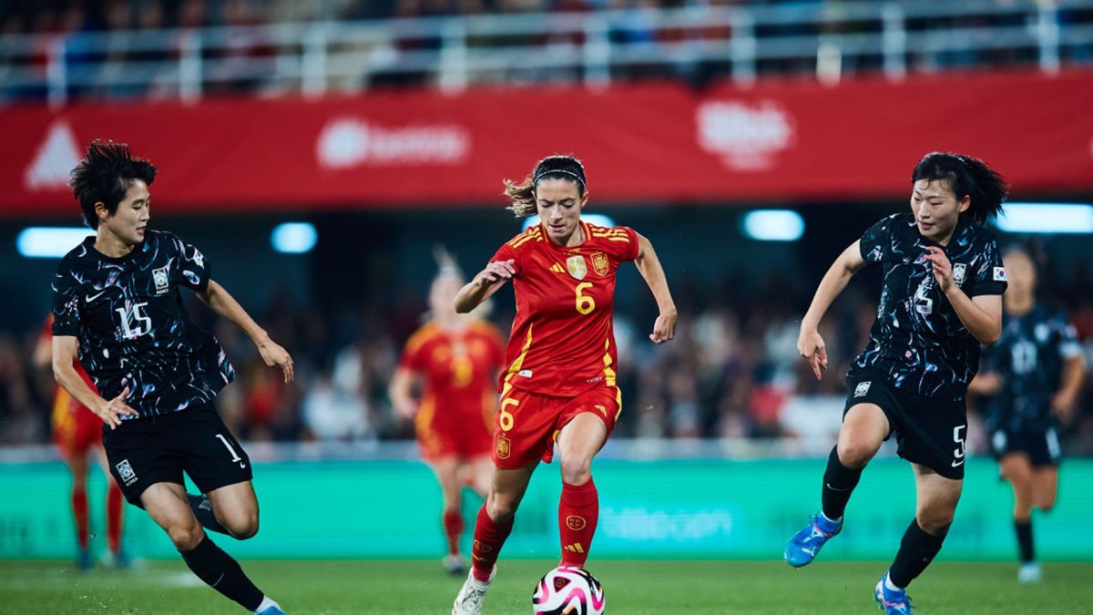 Aitana Bonmatí porta la pilota entre dos oponents de Corea del Sud. - RFEF