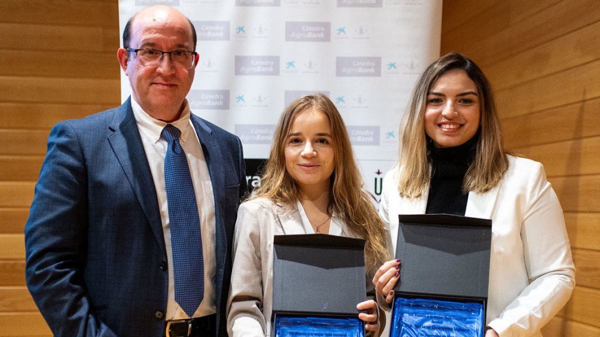 Las premiadas por Agrobank, con sus galardones. - CAIXABANK