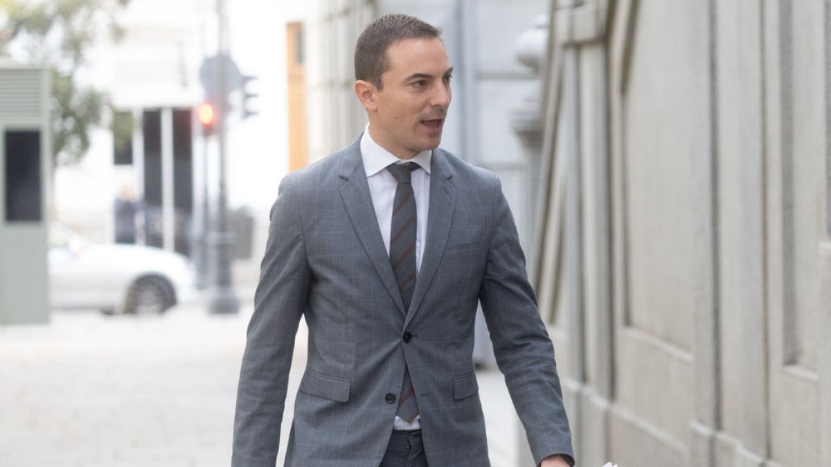 Lobato arribant ahir a declarar com a testimoni al Suprem amb una carpeta del PSOE. - EUROPA PRESS