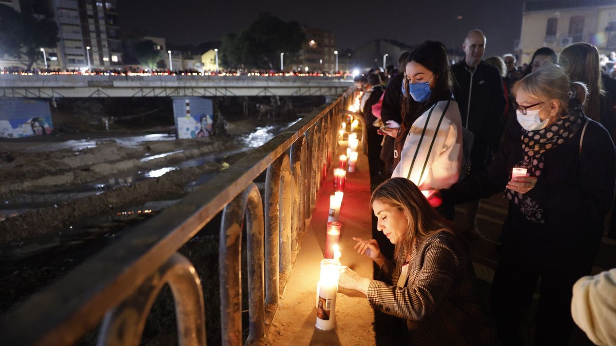Vecinos de Paiporta colocaron ayer velas en un muro del barranco del Poyo en memoria de los fallecidos y las víctimas de la dana. - EFE