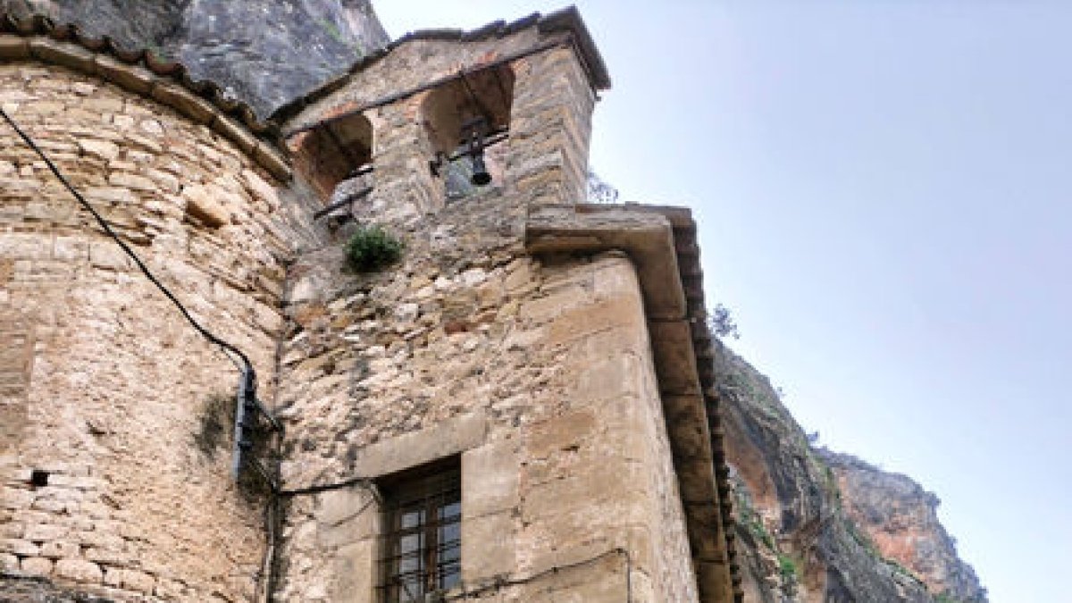 El santuario está ubicado en una balma junto al río Segre. - E.FARNELL