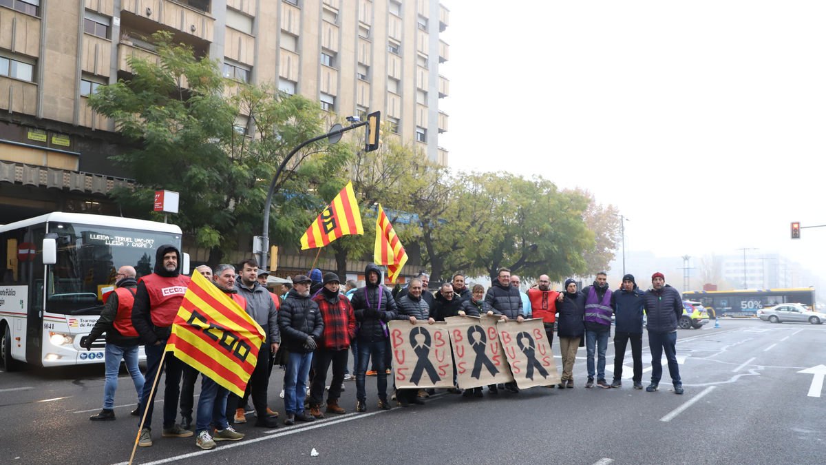 La protesta d’ahir va dificultar la sortida d’autobusos interurbans del baixador. - MAGDALENA ALTISENT