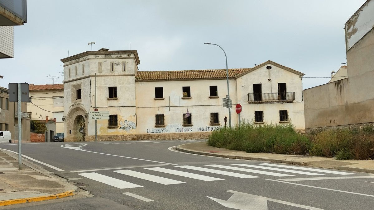 L’antiga i cèntrica caserna de la Guàrdia Civil de Bellcaire, un dels projectes d’habitatge fallits. - E. FARNELL