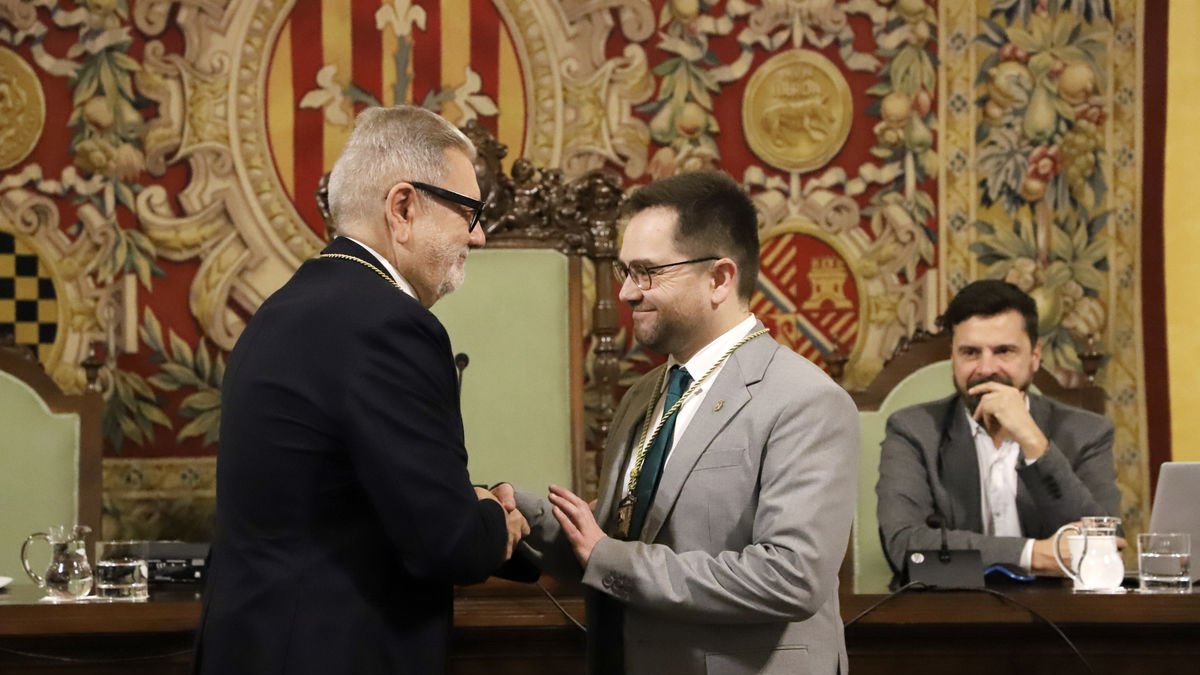 Roberto Pino, nou regidor del PSC ■ El primer punt del ple d’ahir va ser la presa de possessió de Roberto Pino com a regidor del PSC. Substitueix Anna Miranda, que fa unes setmanes va ser nomenada delegada del departament de Justícia de la Generalitat a Lleida. Pino, dels Mangraners, assumirà les àrees de Participació, Drets Civils i l’Oficina Municipal d’Atenció Ciutadana. - MAGDALENA ALTISENT