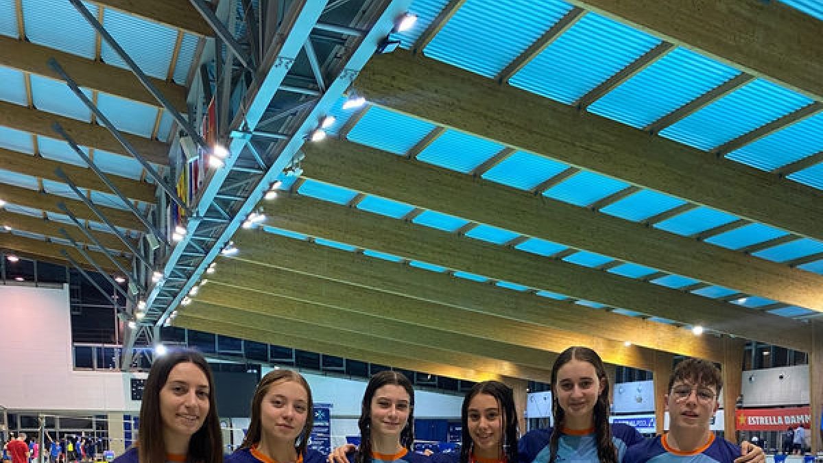 Noa Priego, amb les medalles i els seus companys.