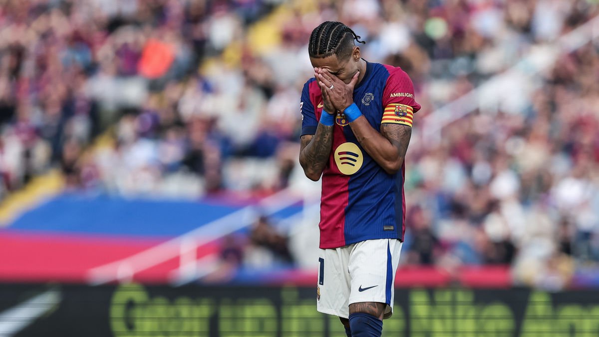 Raphinha, autor del gol azulgrana, muestra su abatimiento tras consumarse la derrota. - EUROPA PRESS