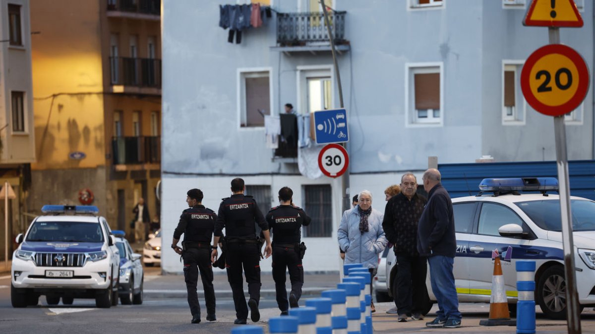 Policies a la proximitat on va tenir lloc el crim masclista. - EFE/JUAN HERRERO