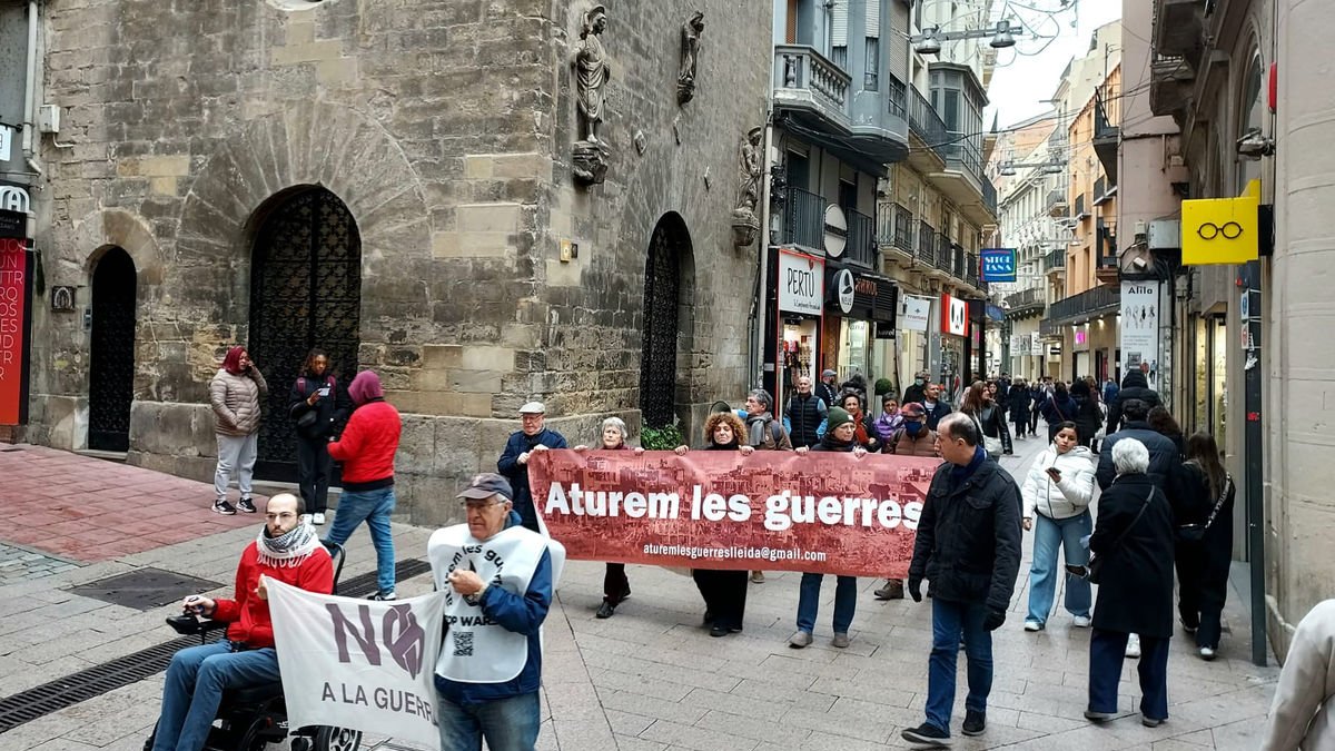 Protesta en Lleida contra la guerra en Oriente Próximo el viernes. - JOSEP MARIA CURRIÀ
