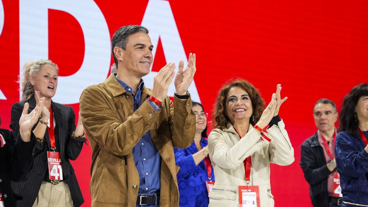 Sánchez aplaudeix en el 41 Congrés del PSOE amb María Jesús Montero i la lleidatana Montse Mínguez. - EFE/NACHO GALLEGO