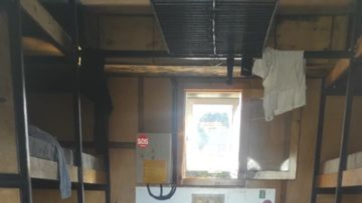 El interior del refugio de emergencia de Besiberri. - C. E. VILALLER