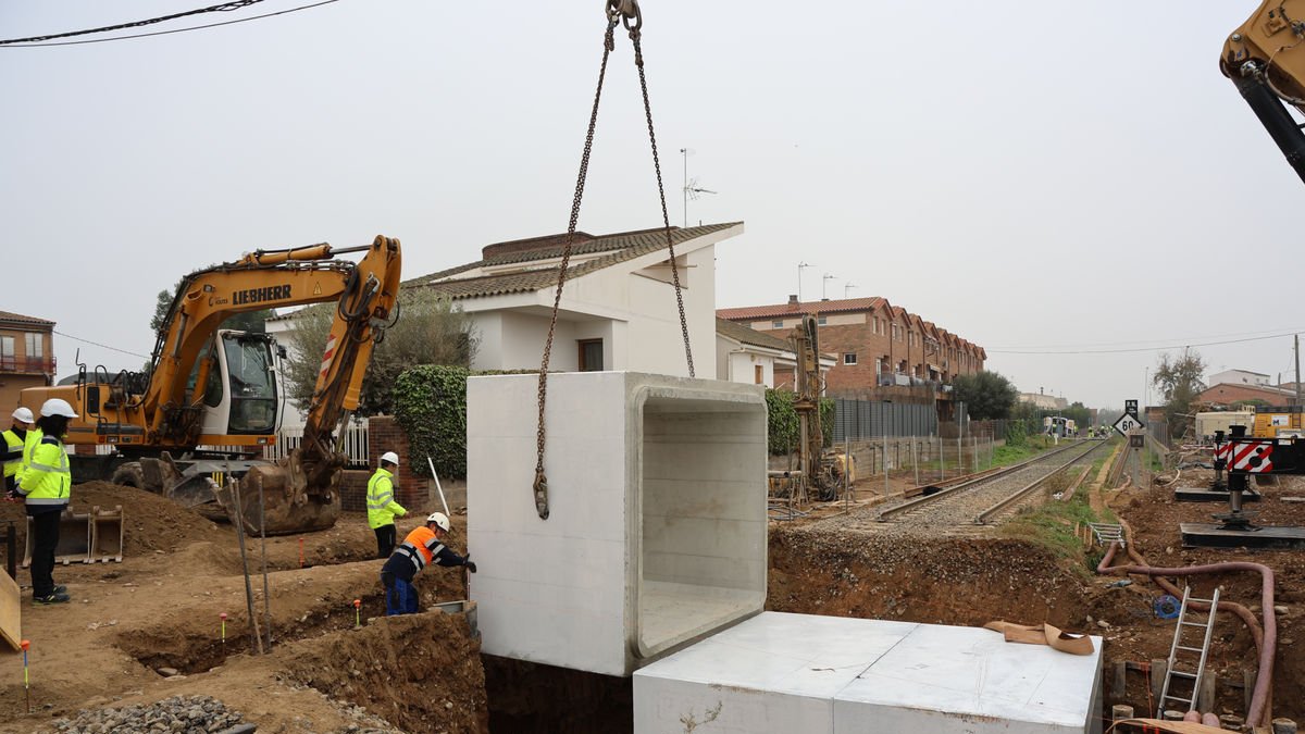 La col·locació dels blocs per construir el pas inferior va obligar a tallar les vies del tren. - AMADO FORROLLA