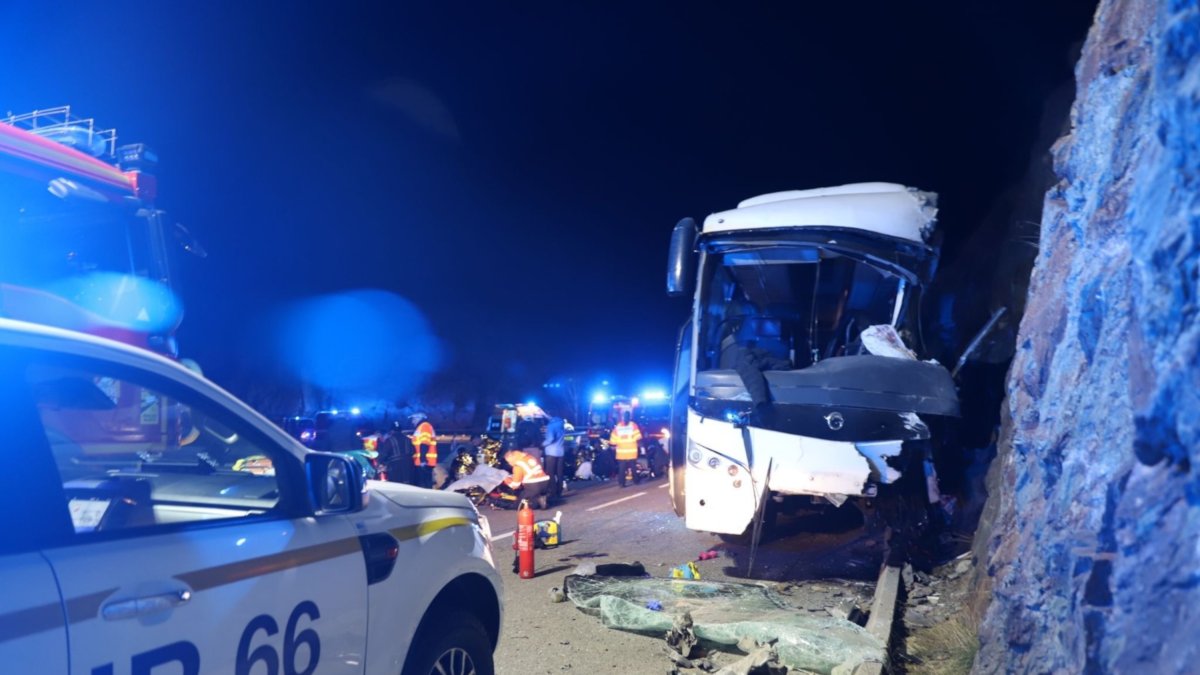 L'autocar va xocar contra la paret d'un penyasegat