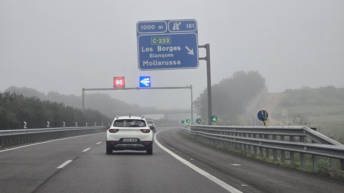 Velocitat màxima a 80 km/h per boira, ahir a l’AP-2. - JORDI ECHEVARRIA