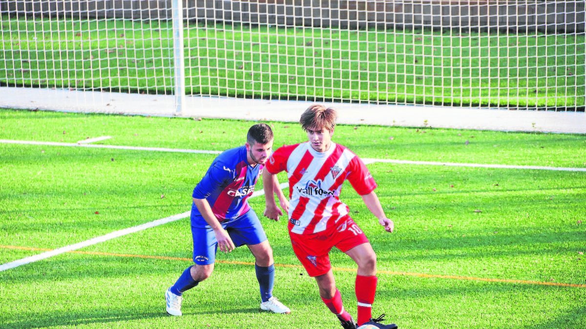 Un jugador del Pobla porta la pilota davant l’atenta mirada d’un contrari. - TOMÀS GARCIA ESPOT