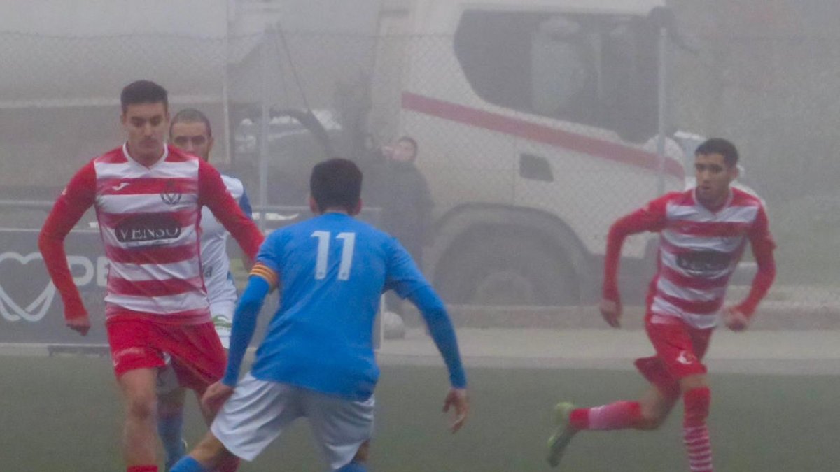 La boira espessa va ser la protagonista del partit al Municipal d’Almacelles.