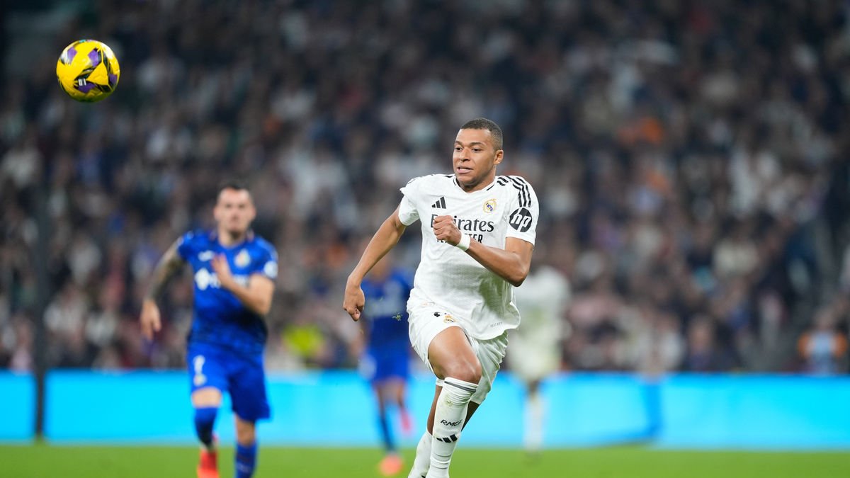 Mbappé persigue un balón largo en una acción del partido de ayer. - EUROPA PRESS