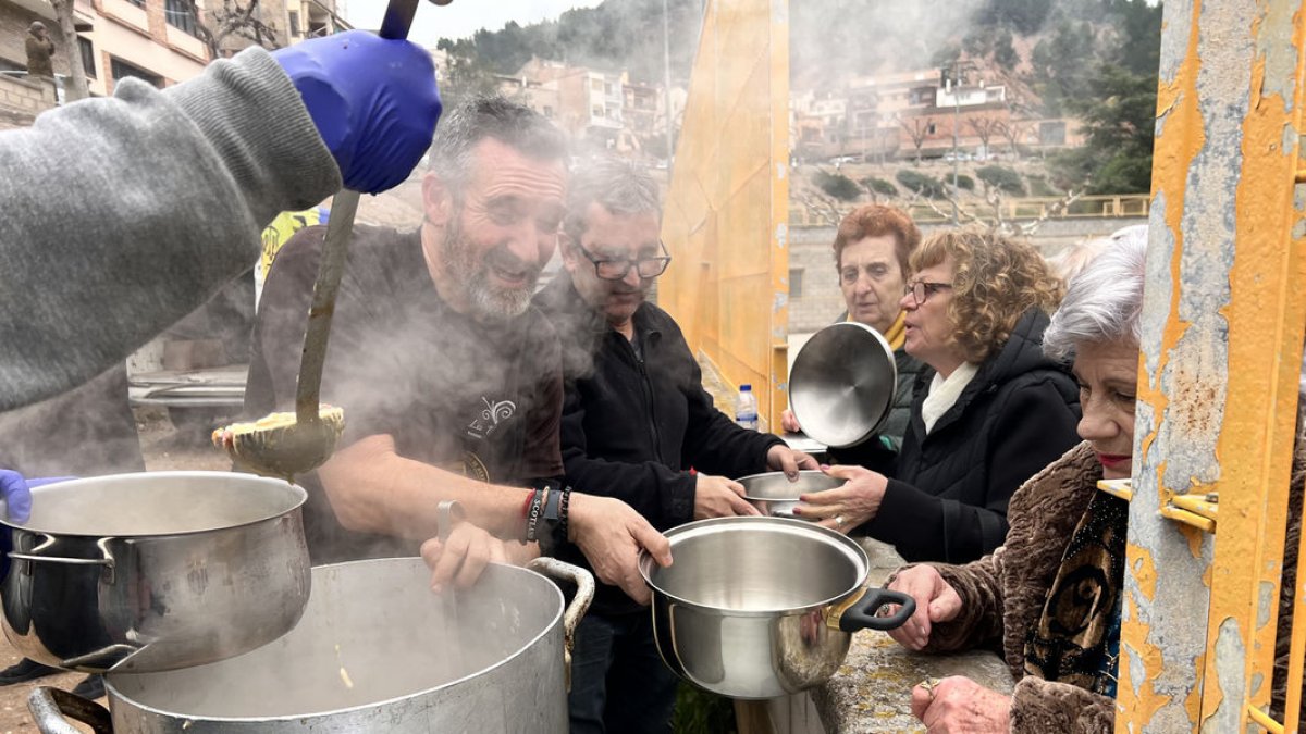 El repartiment de racions del ranxo durant la jornada d’ahir. - A.C.