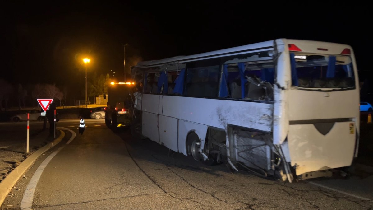 Traslado del autocar accidentado en Portè (Alta Cerdanya) remolcado por una grúa.