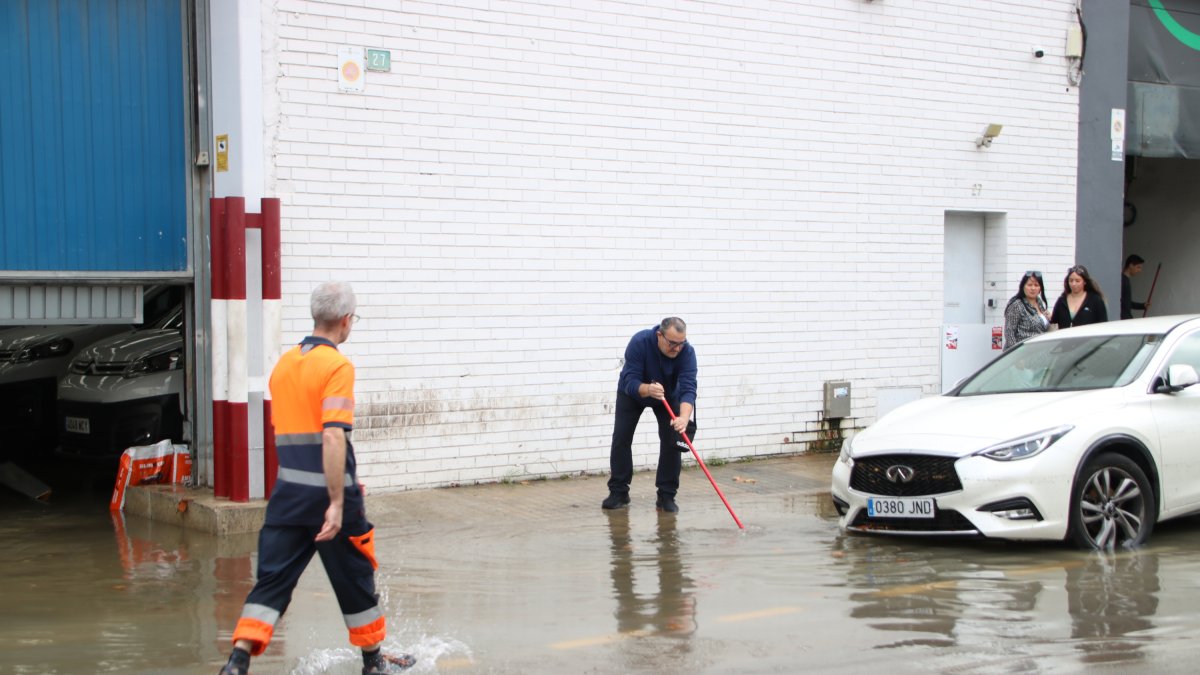 Magatzems plens d'aigua al polígon de la Llobatona, a Viladecans.