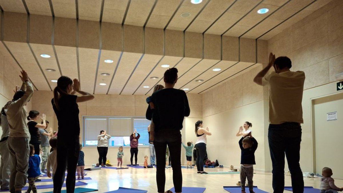 Taller de yoga en familia organizada por Els Petits Gegants. - AJUNTAMENT DE SOLSONA