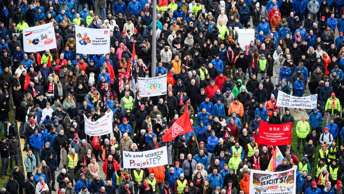 Milers de treballadors de Volkswagen van anar ahir a la vaga a Alemanya contra els acomiadaments. - EFE