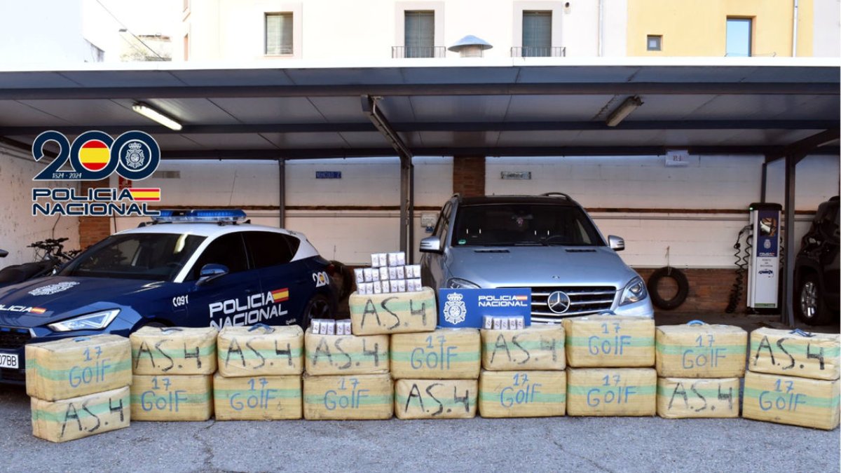 Part de la droga confiscada per la Policia en l’operació. - ACN