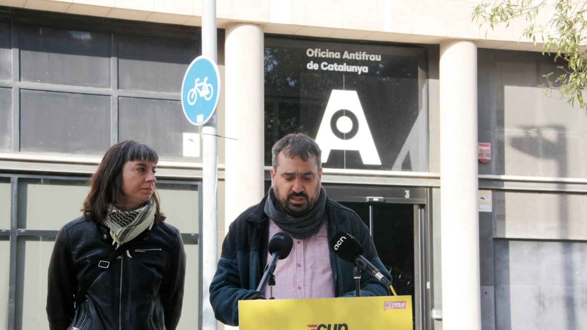 La portaveu de la CUP, Susana Moreno, i el diputat de la CUP Dani Cornellà a una roda de premsa davant de l'Oficina Antifrau de Catalunya.