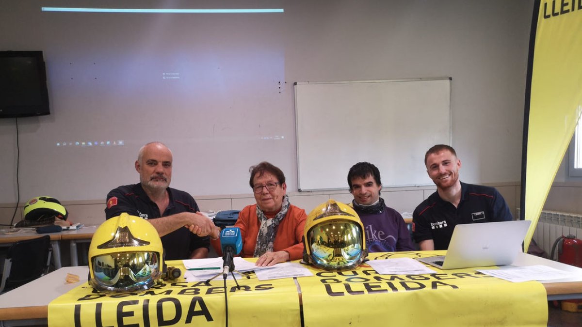 La firma de l’acord es va escenificar ahir a les instal·lacions del Parc de Bombers de Lleida. - X.M.R.