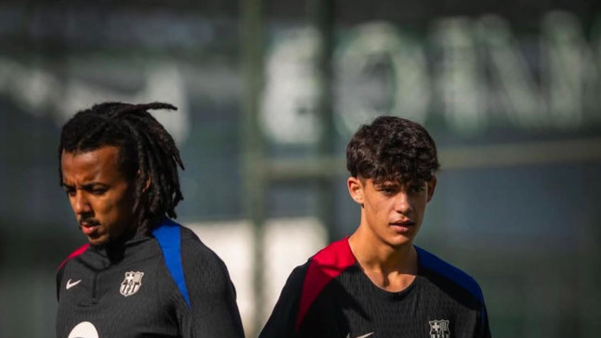 Âlex Campos, junto a Koundé, durante un entrenamiento. - FCB