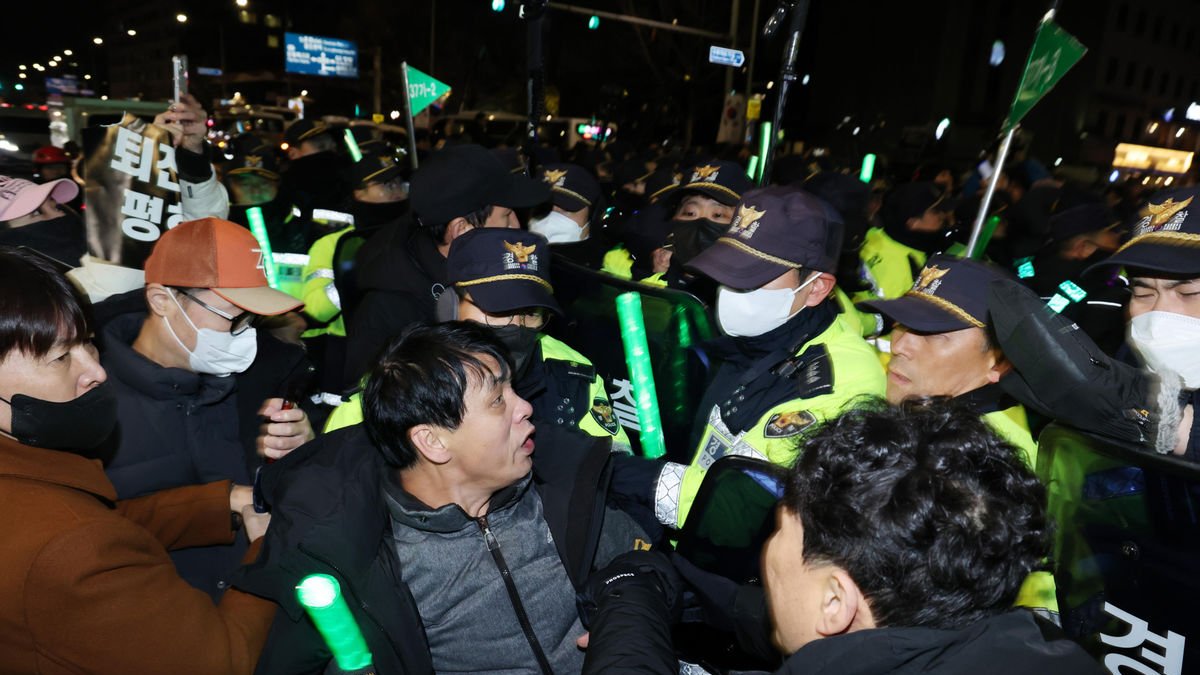 Manifestantes se enfrentan a la Policía frente al Parlamento. - EFE/EPA/HAN MYUNG-GU