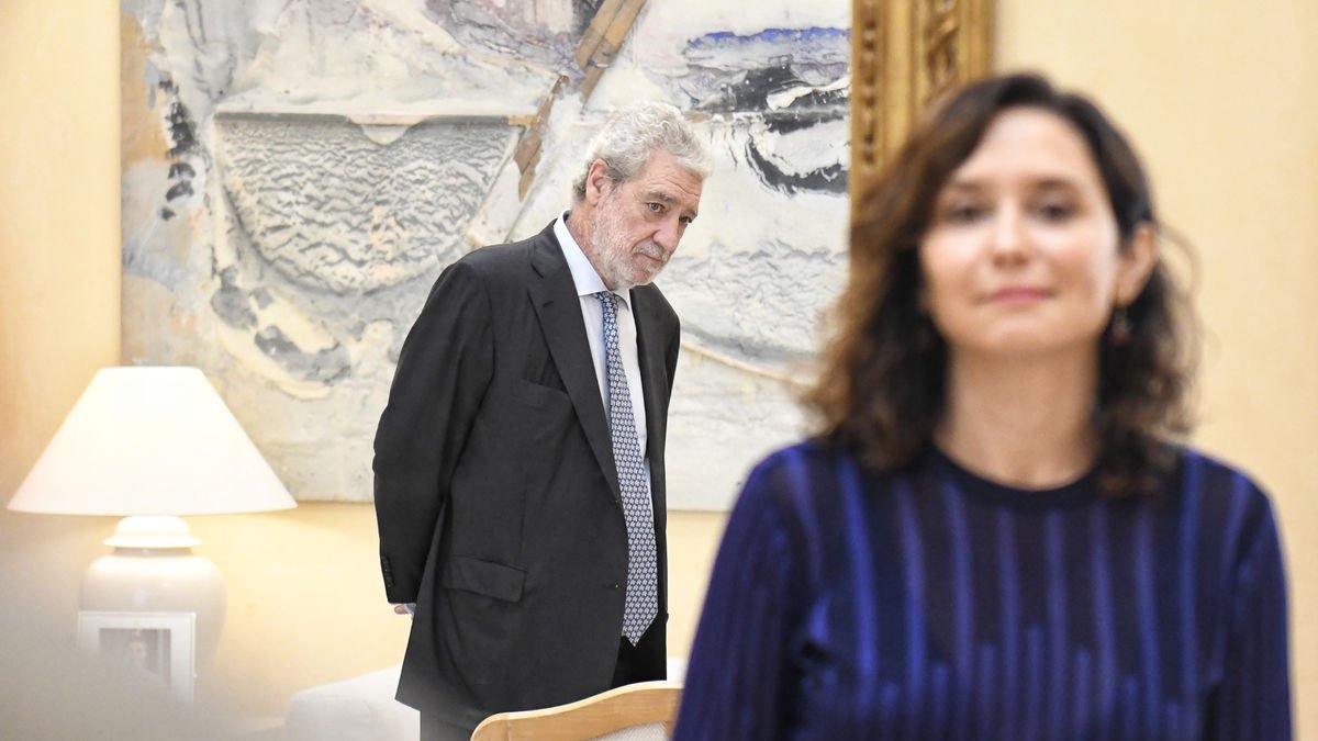 El jefe de gabinete de Isabel Díaz Ayuso, Miguel Ángel Rodríguez, junto a la presidenta madrileña. - EUROPA PRESS