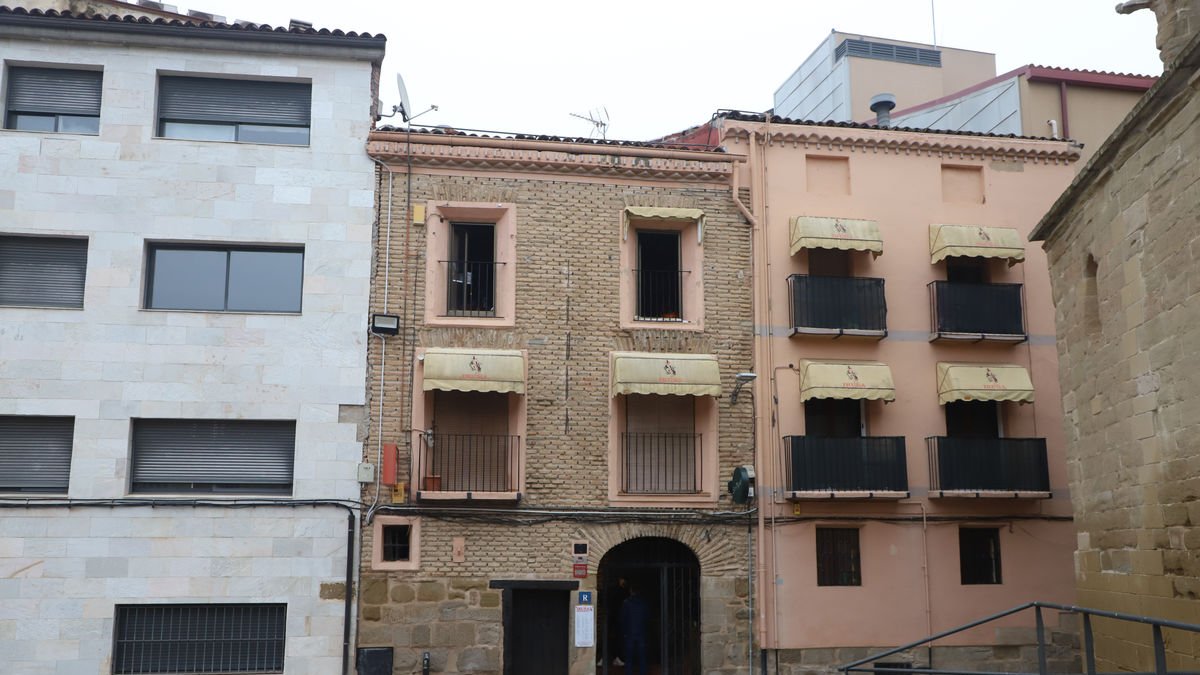 El incendio se declaró en un piso encima del Iruña. - MAGDALENA ALTISENT